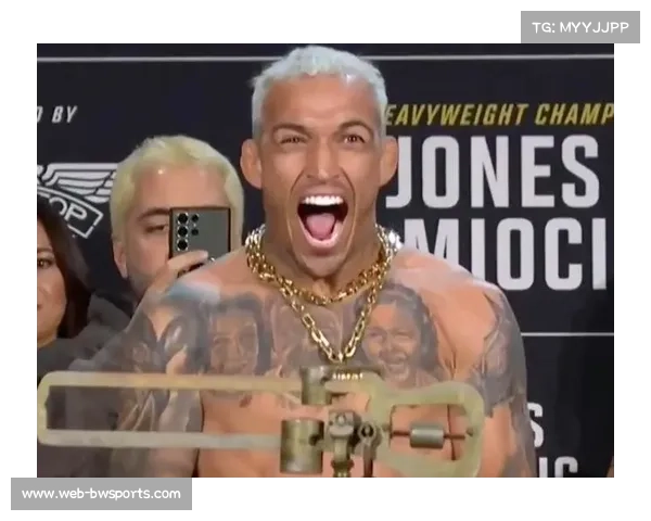 UFC 317轻量级冠军战奥利维拉对决托普里亚谁能登顶巅峰争霸之巅 UFC 317轻量级冠军战奥利维拉对决托普里亚谁能登顶巅峰争霸之巅