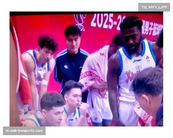 新疆防守沟通问题：年轻球员换防不及时出现漏人